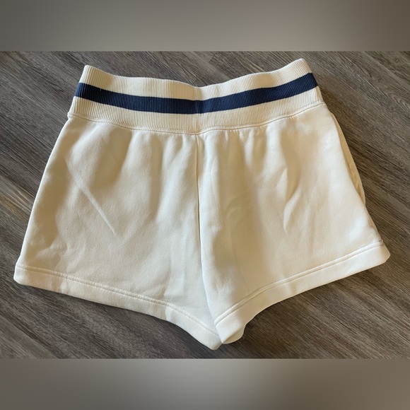 Nike Sportswear Phoenix Fleece Heritage
Women's High-Waisted Shorts - Picture 8 of 8